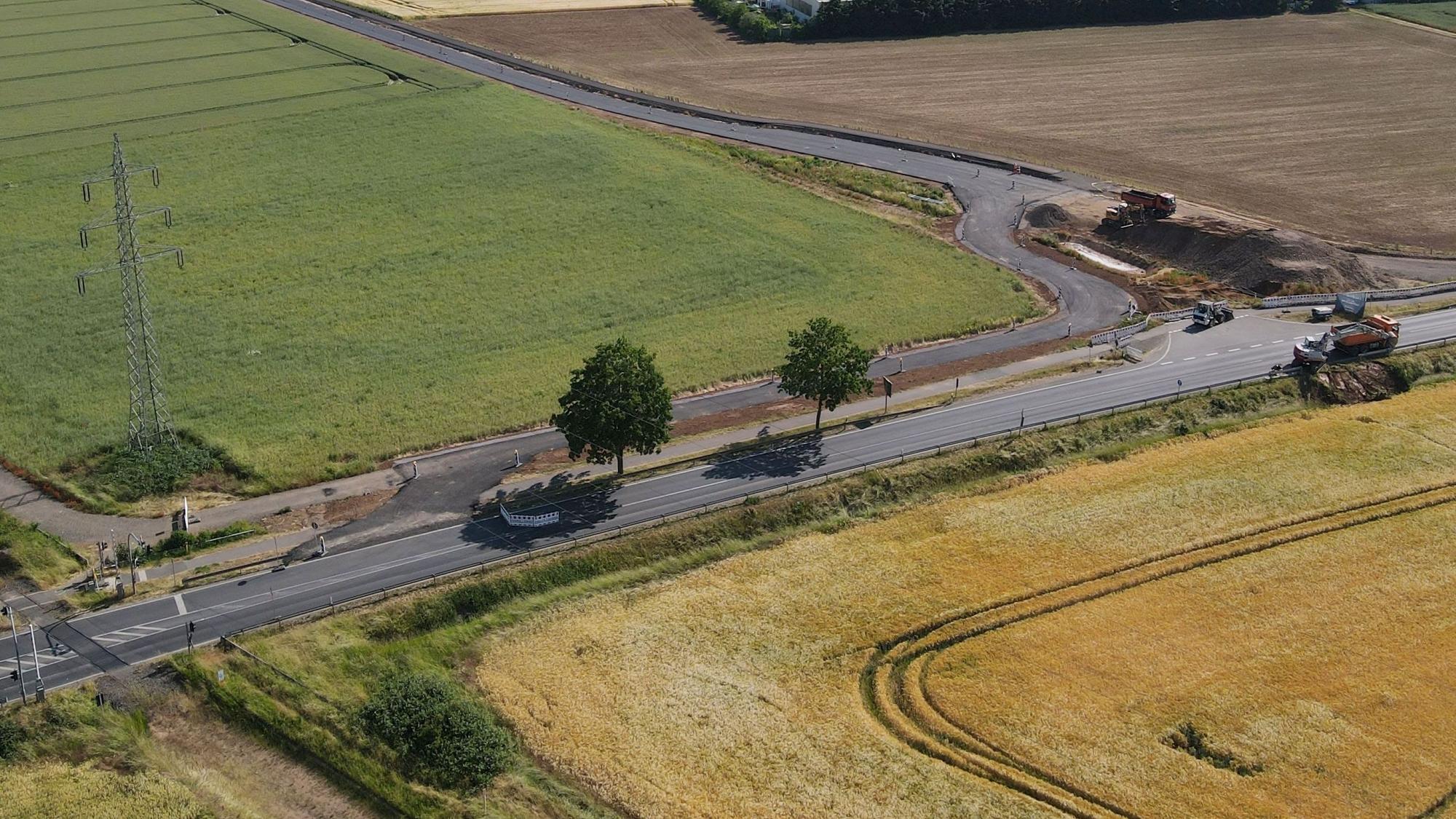 Das Luftbild zeigt die neue Westspange, die Kuchenheim vom Autoverkehr entlasten soll und den Streckenabschnitt der K24, der nun gesperrt ist.