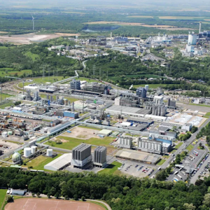 Das Foto zeigt den Chemiepark Knapsack aus der Vogelperspektive.