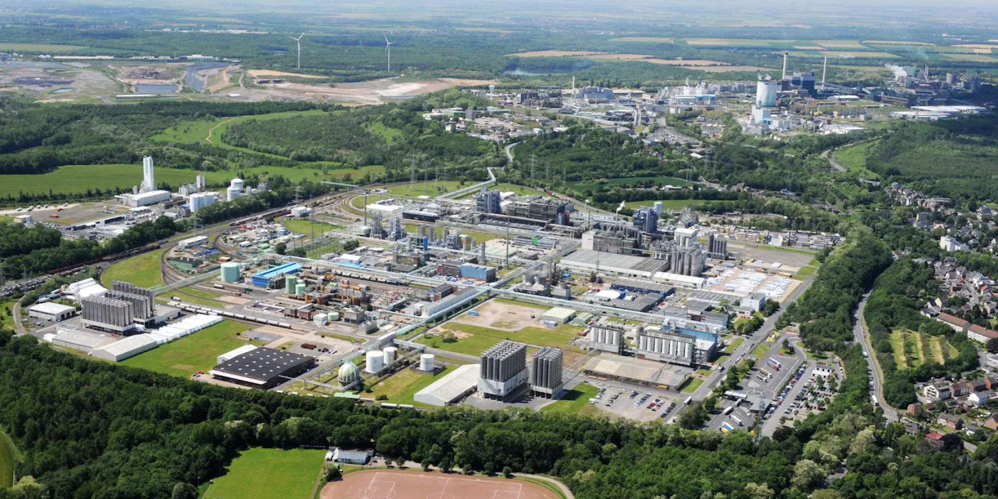 Das Foto zeigt den Chemiepark Knapsack aus der Vogelperspektive.