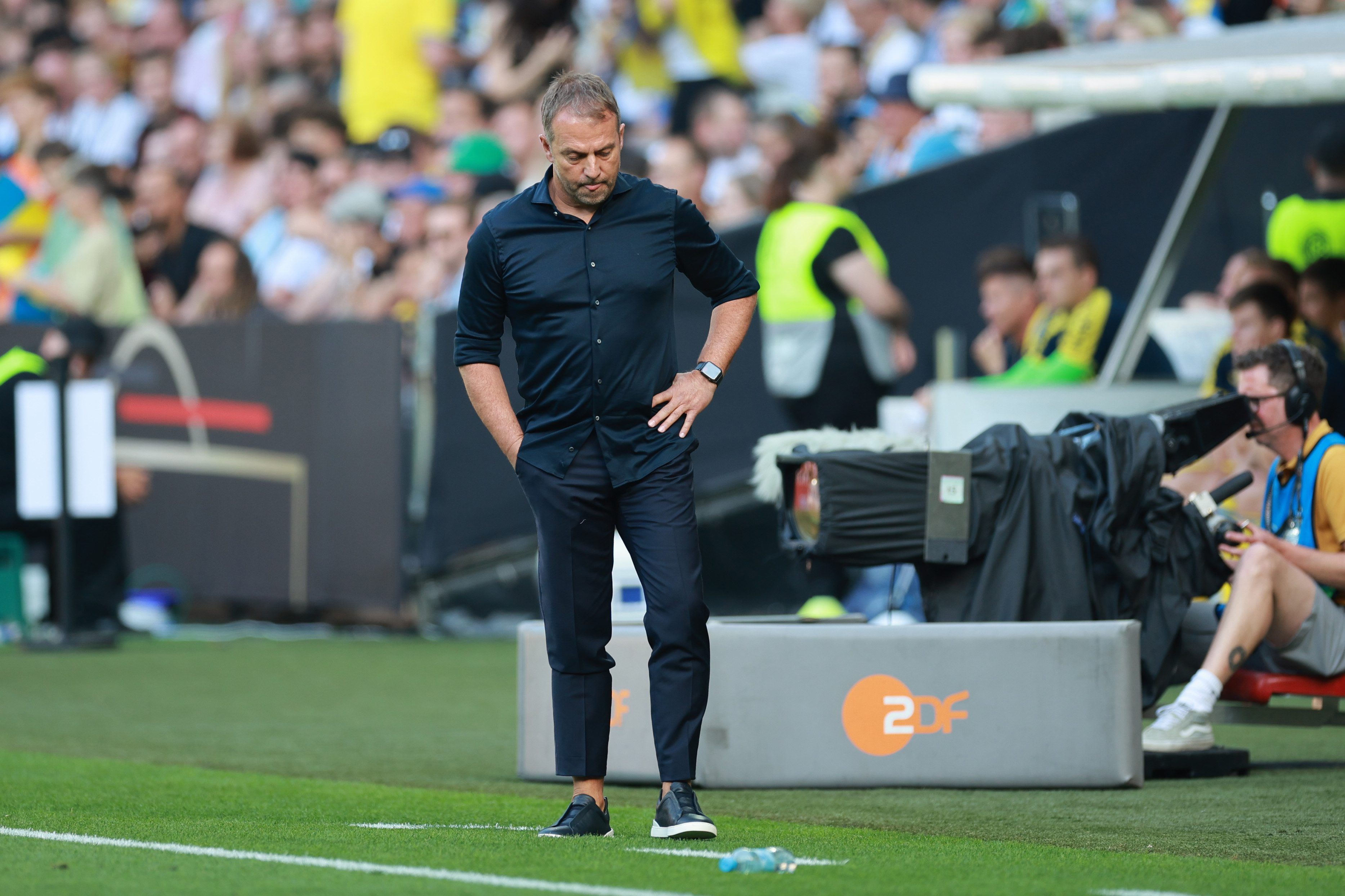 Deutschlands Trainer Hansi Flick nachdenklich nach dem 1:2 durch die Ukraine.