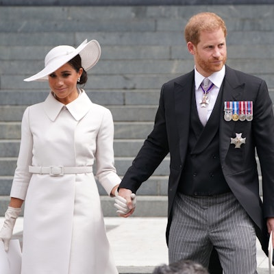 Meghan, Herzogin von Sussex, und Prinz Harry, Herzog von Sussex, verlasssen nach der Dankes-Messe die St. Paul's Kathedrale, am zweiten Tag der Feierlichkeiten zum Platinjubiläum der Queen.