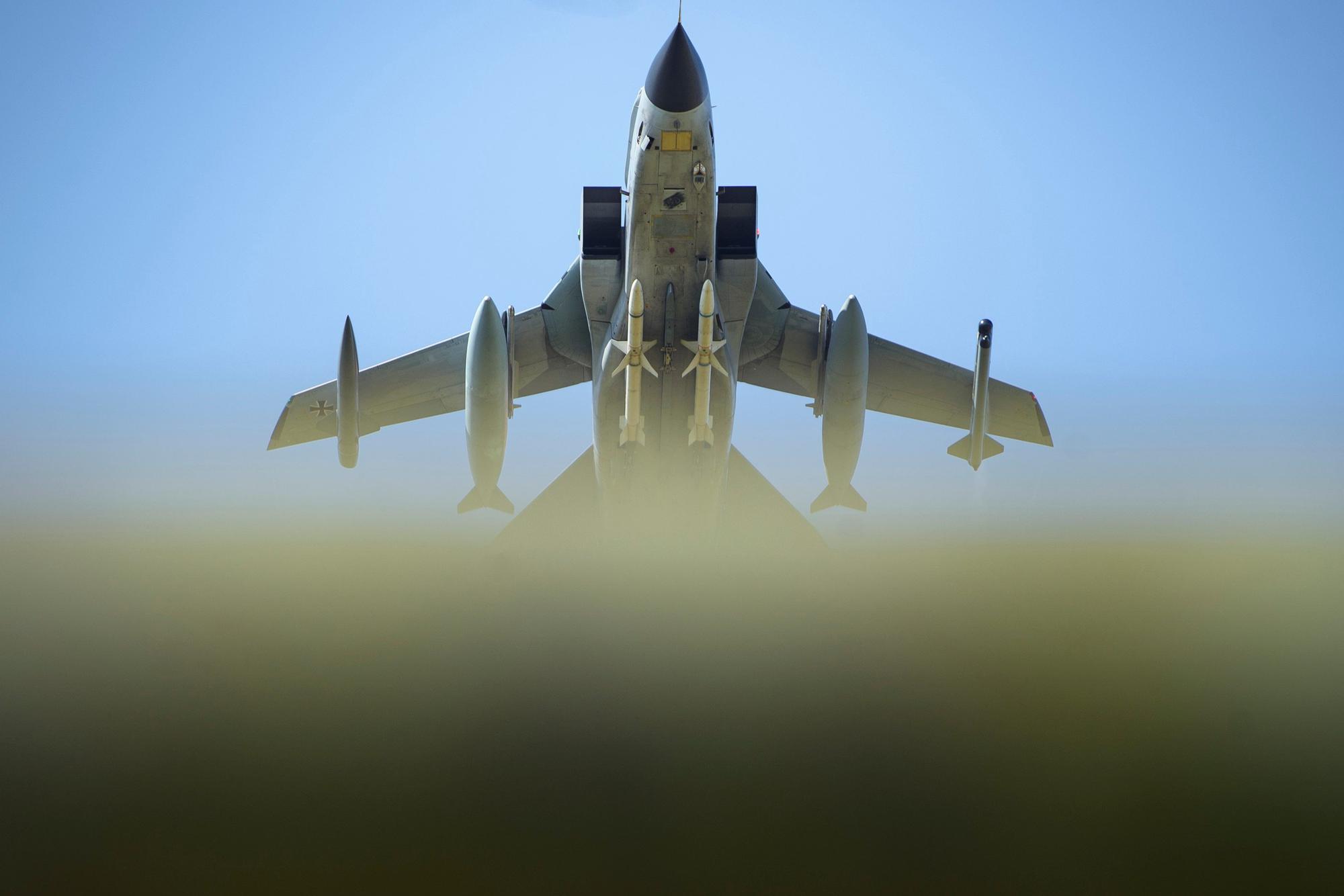 Ein Tornado-Kampfjet startet zu Beginn des internationalen Luftwaffen-Manöver ‚Air Defender 2023‘ am Fliegerhorst Schleswig/Jagel.