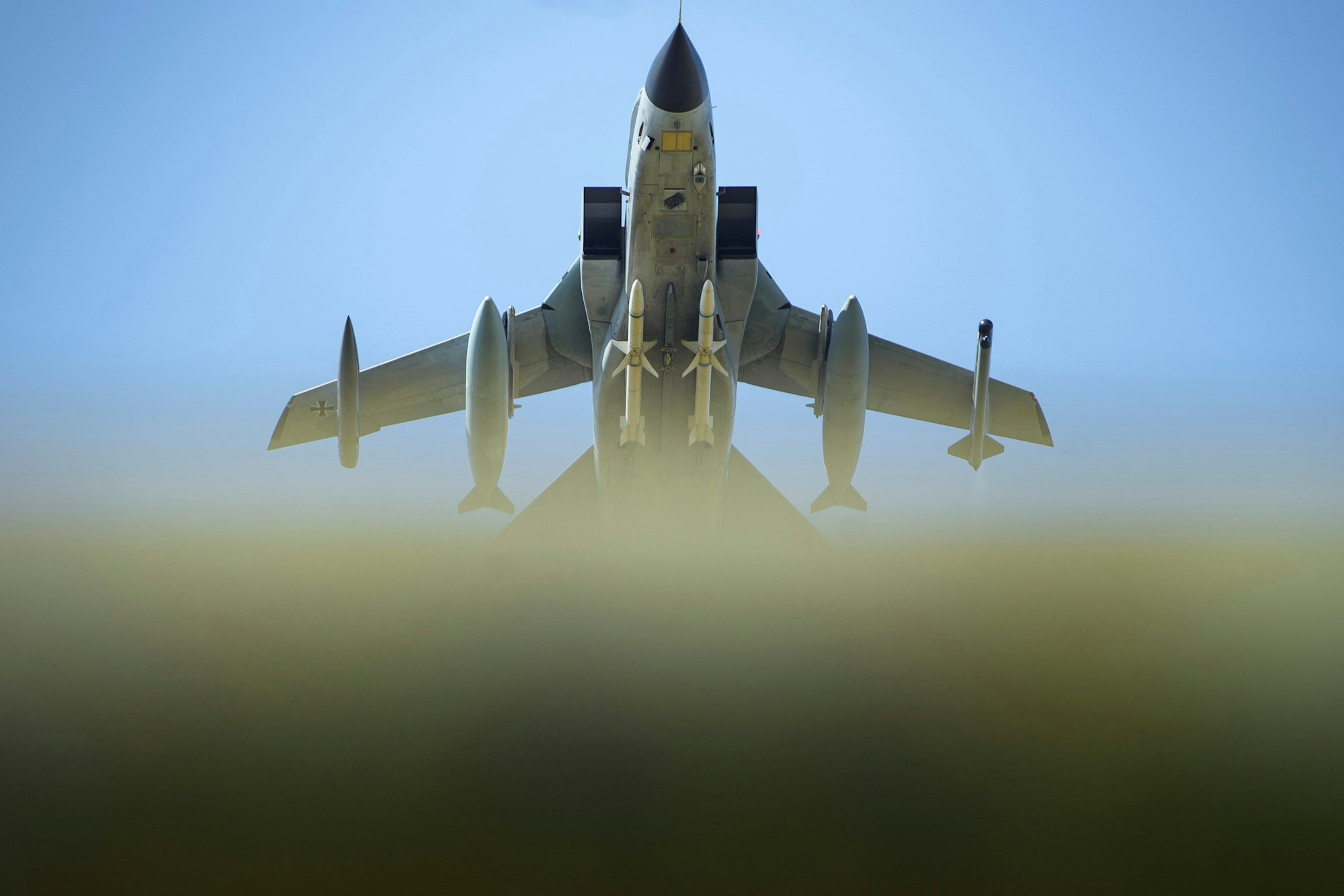 Ein Tornado-Kampfjet startet zu Beginn des internationalen Luftwaffen-Manöver ‚Air Defender 2023‘ am Fliegerhorst Schleswig/Jagel.