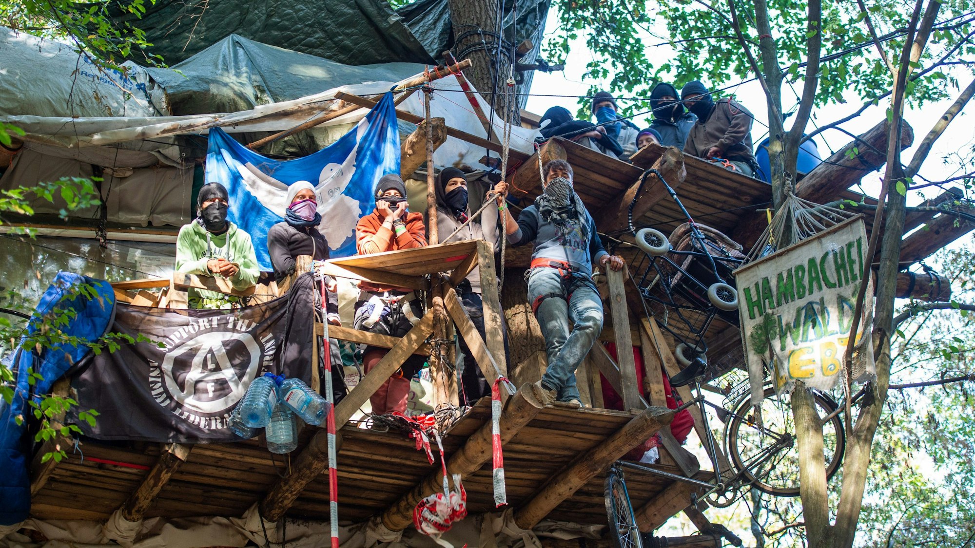 Nordrhein-Westfalen, Kerpen: Aktivisten stehen im Hambacher Forst auf einem Baumhaus.