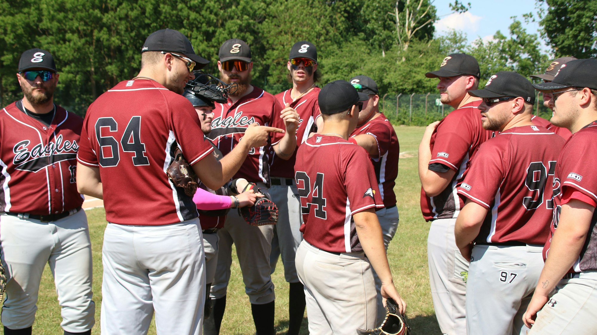 Die Baseballmannschaft der Zülpich Eagles steht zusammen und bespricht sich.
