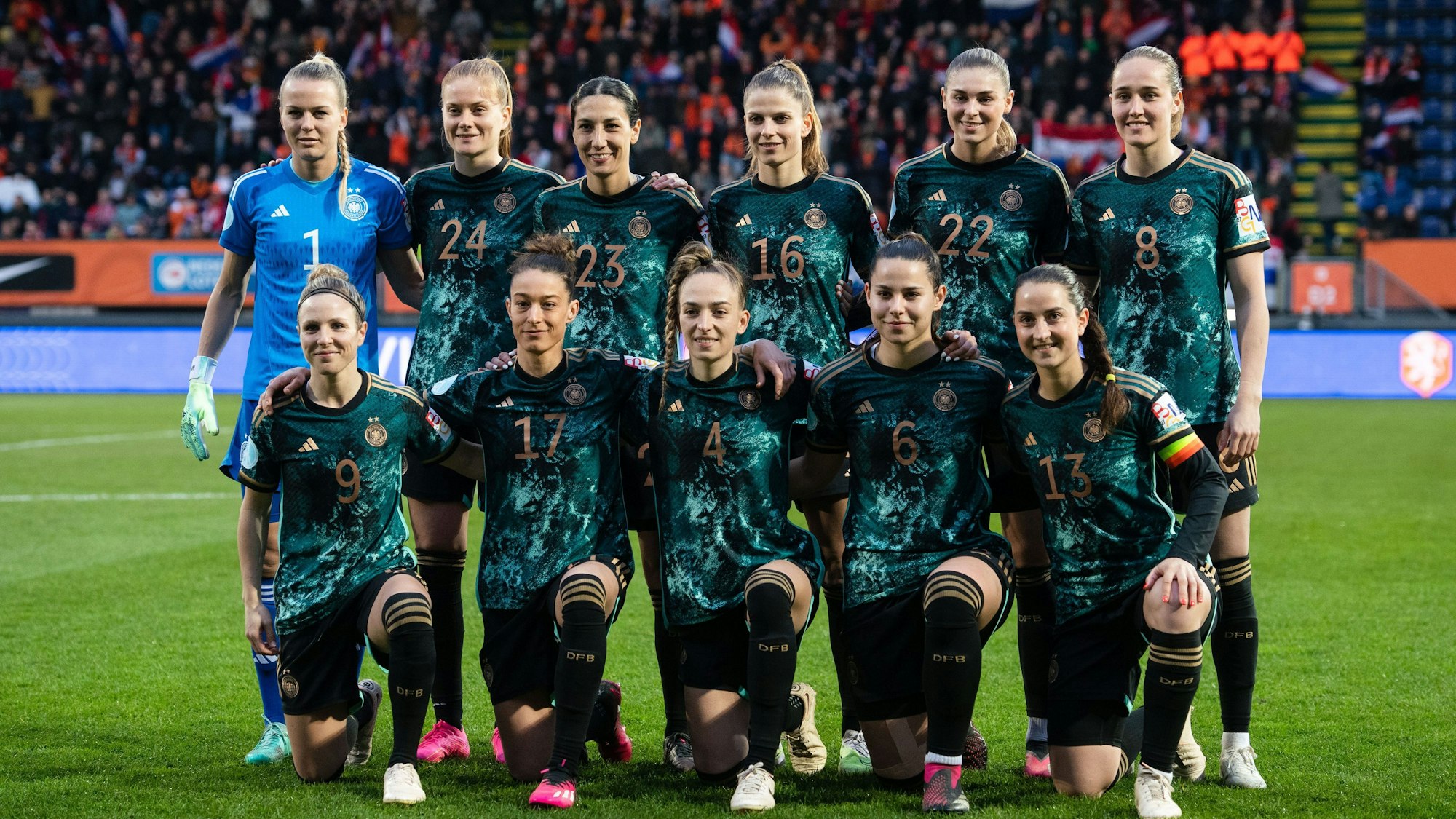 Die deutschen Spielerinnen stehen vor der Partie für ein Mannschaftsfoto zusammen.