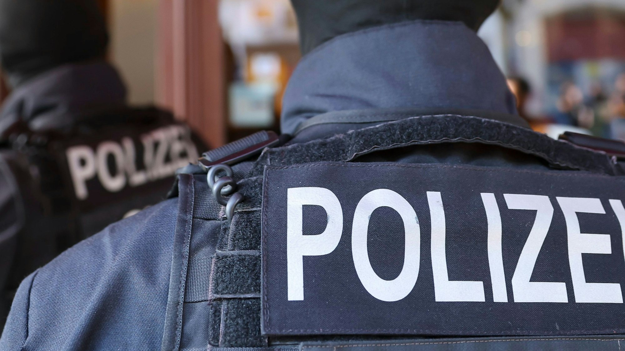 Polizeibeamte führen eine Razzia durch (Symbolbild)