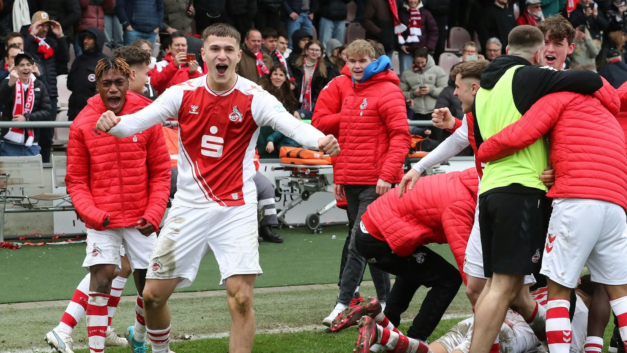 Defensivspieler Emin Kujovic streckt seine geballten Fäuste jubelnd nach vorne.