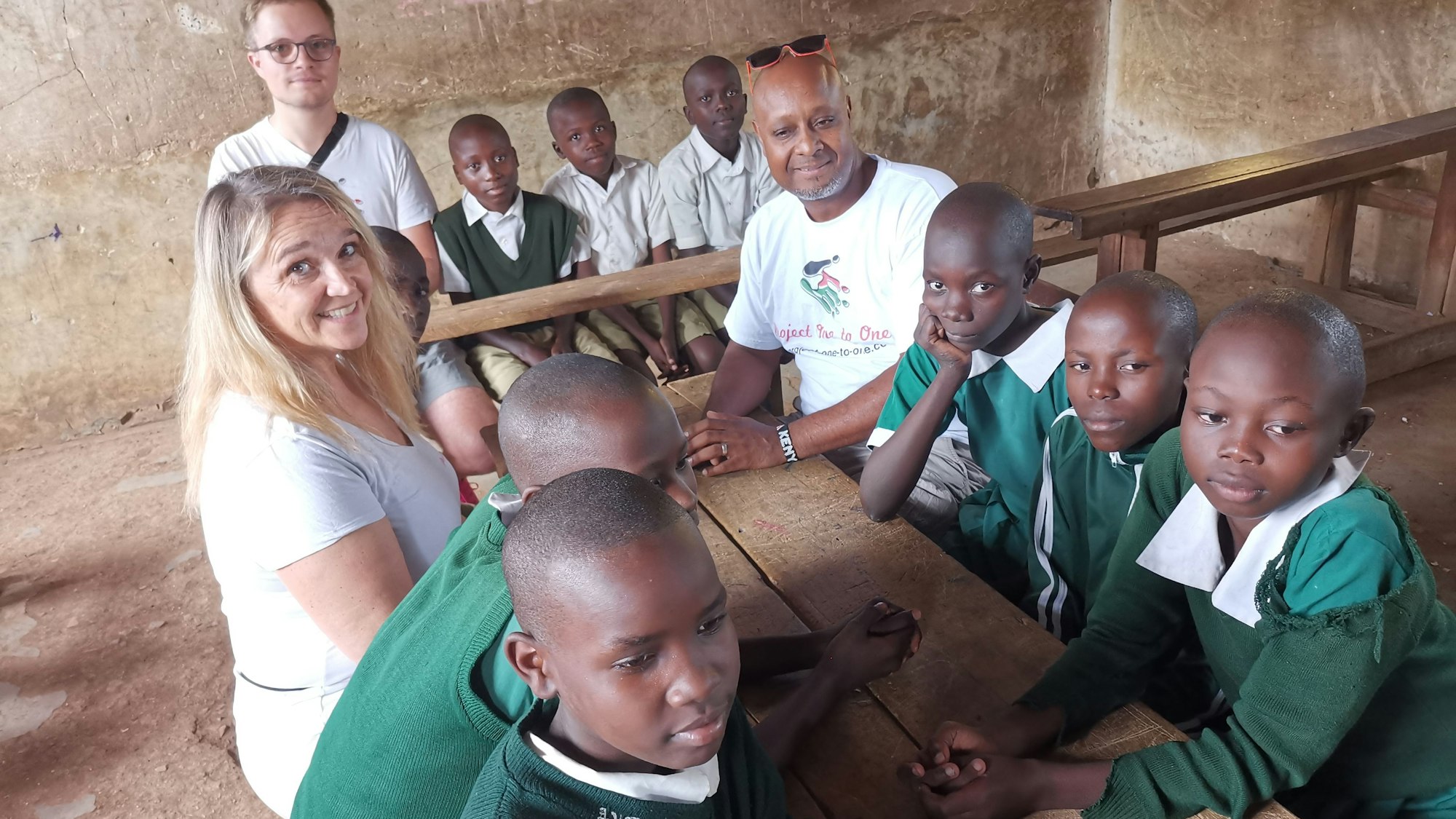 Silke Schaufuß und Erik Anderson reisten mit Caleb Odindo (r.) nach Kenia, um die Sanierung der Schule zu unterstützen