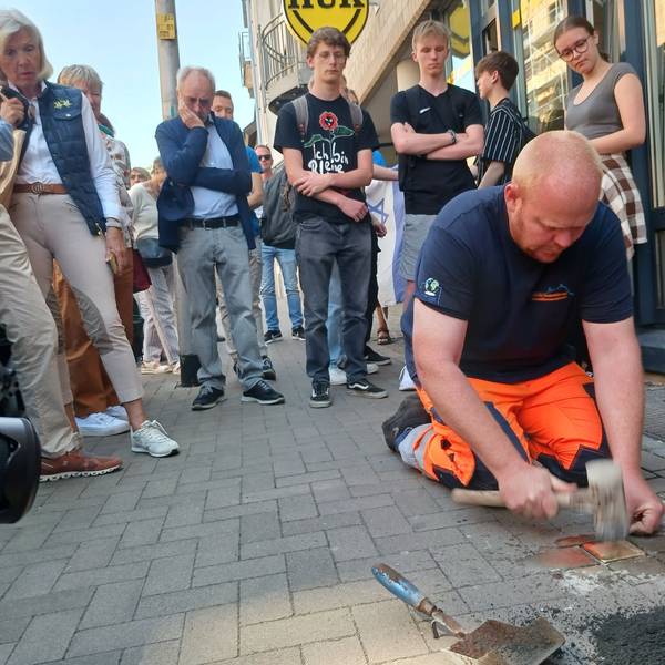 Verlegung von Stolpersteinen an der Mühlenstraße, Erinnerung an die Opfer des Nationalsozialismu.