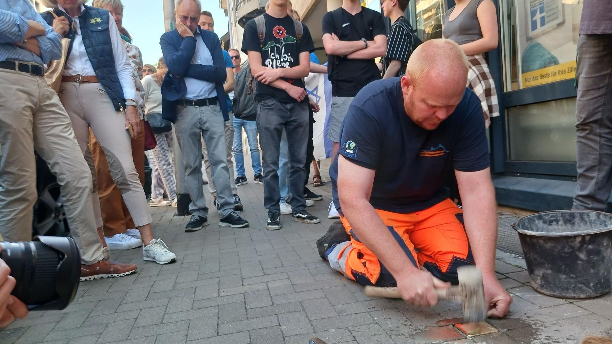 Verlegung von Stolpersteinen an der Mühlenstraße, Erinnerung an die Opfer des Nationalsozialismu.