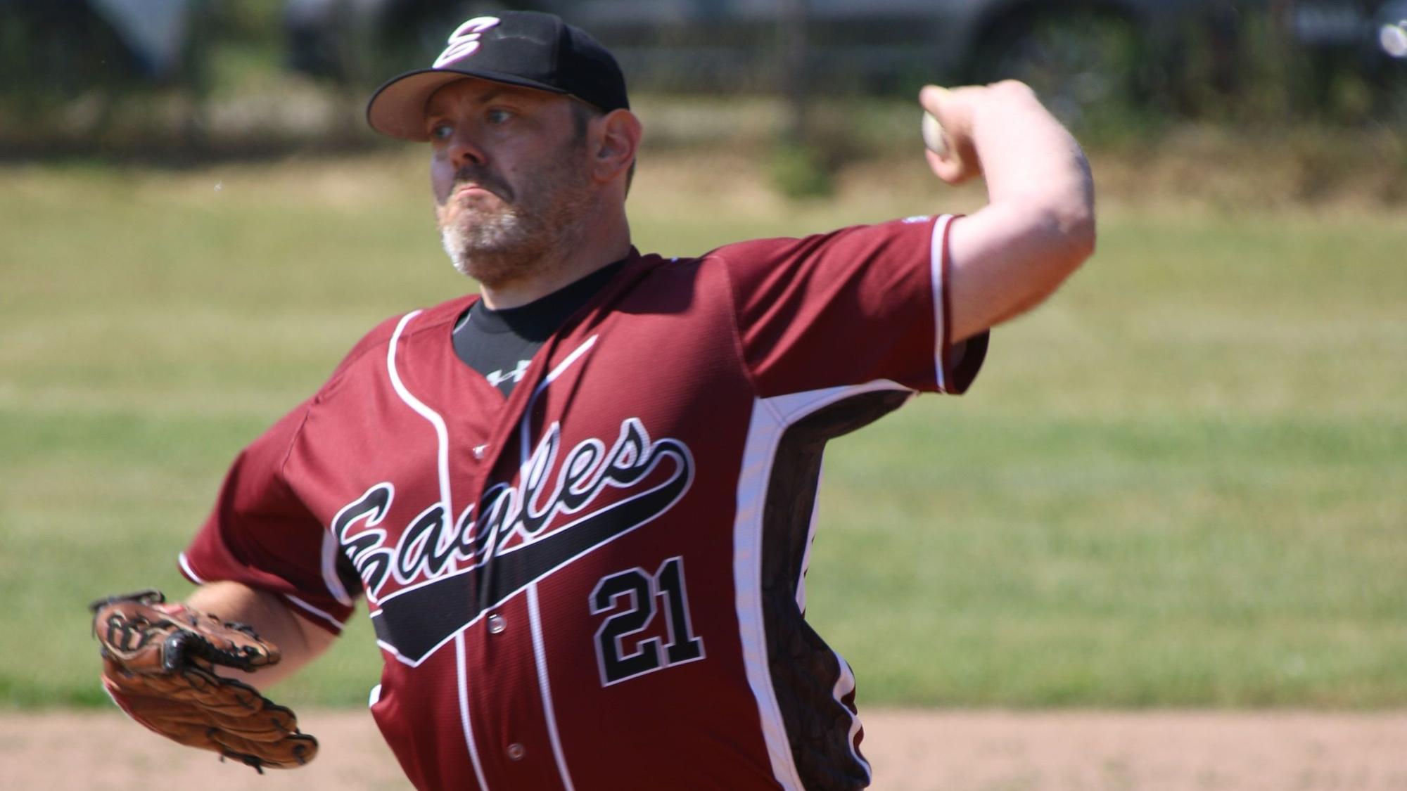 Baseballer Daniel Friedl wirft einen Ball.