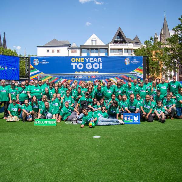 Noch ein Jahr bis zur Fußball-EM 2024: Auf dem Heumarkt startete die Bewerbungsphase für Volunteers, an jedem der zehn Austragungsorte werden 1600 Helferinnen und Helfer benötigt.