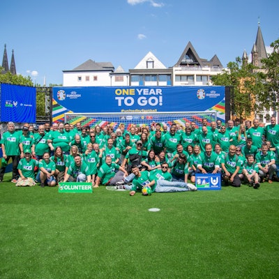 Noch ein Jahr bis zur Fußball-EM 2024: Auf dem Heumarkt startete die Bewerbungsphase für Volunteers, an jedem der zehn Austragungsorte werden 1600 Helferinnen und Helfer benötigt.