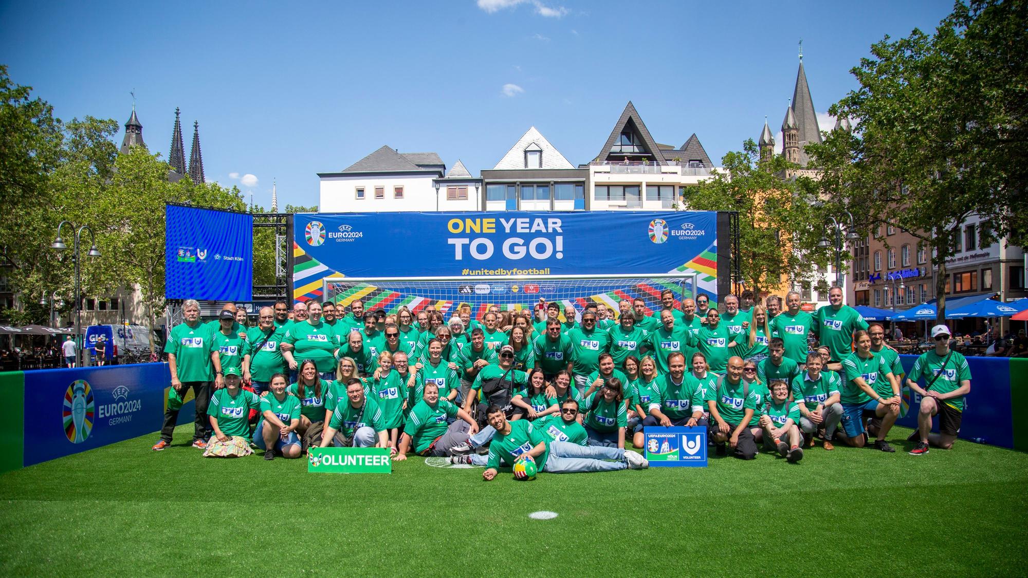 Noch ein Jahr bis zur Fußball-EM 2024: Auf dem Heumarkt startete die Bewerbungsphase für Volunteers, an jedem der zehn Austragungsorte werden 1600 Helferinnen und Helfer benötigt.