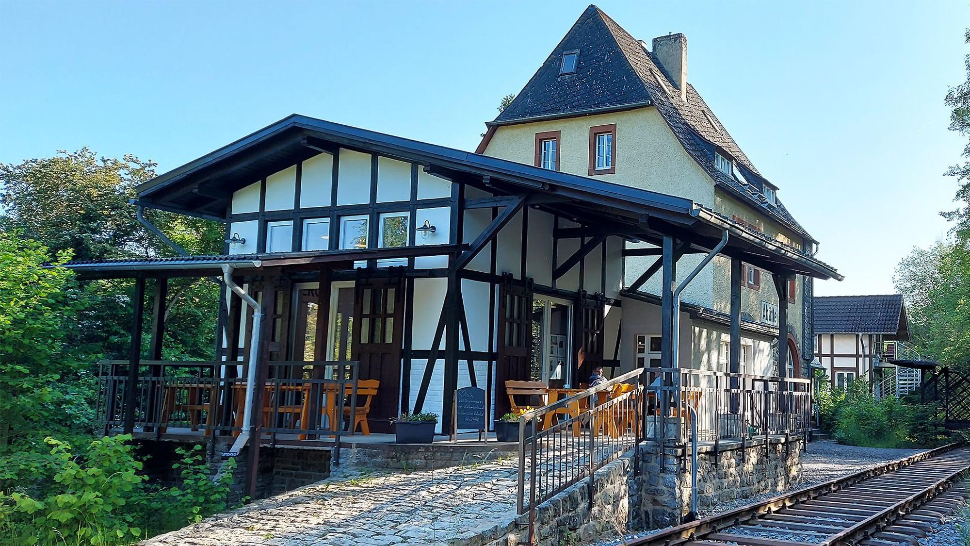 Das historische Bahnhofsgebäude in Üxheim-Ahütte