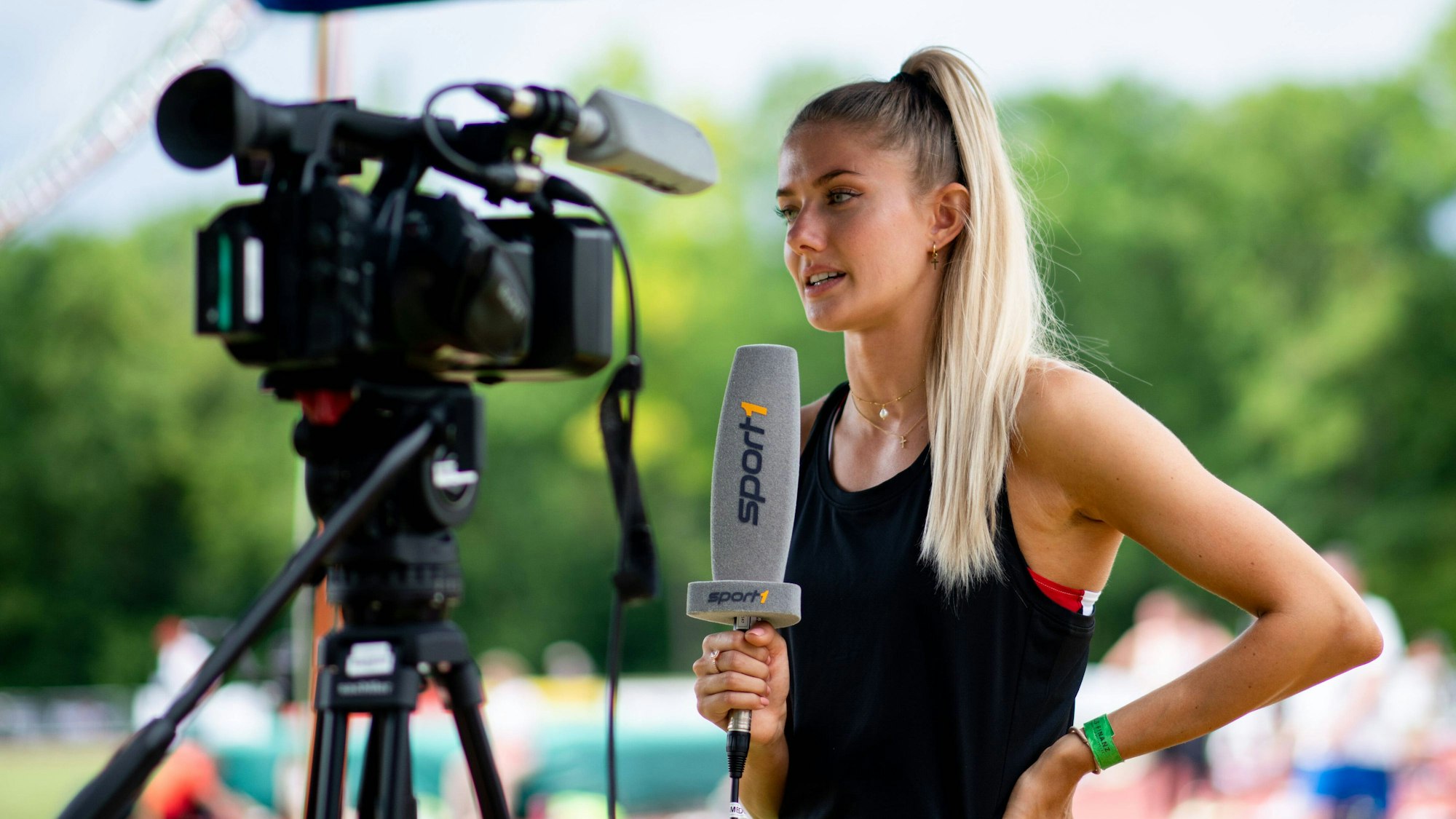 Leichtathletin Alica Schmidt während eines Interviews für „Sport1“. Der Sportsender könnte bald verkauft werden. (Symbolbild)