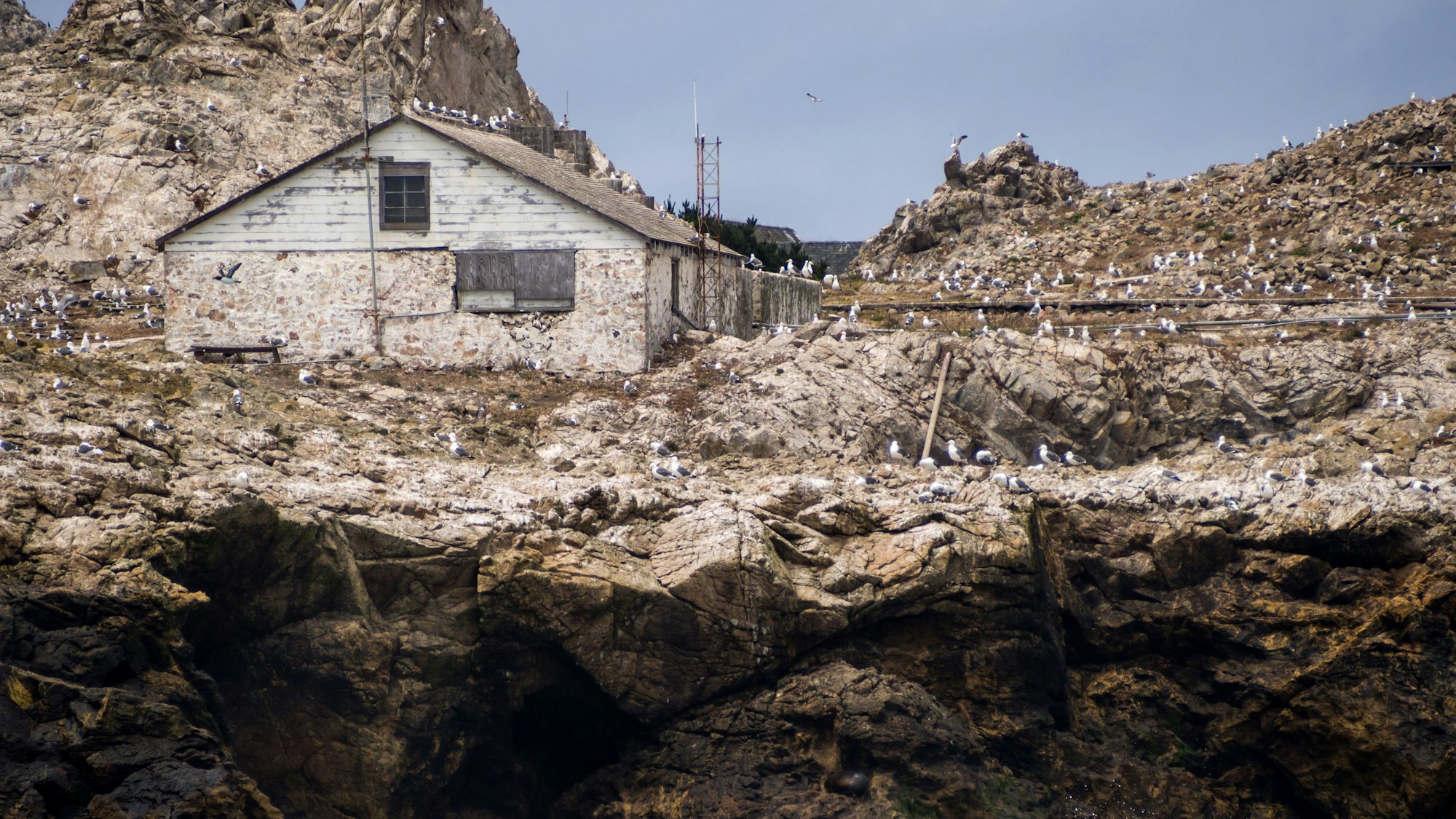 EIn Haus auf einer der Farallon-Inseln.