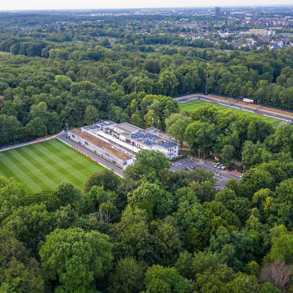 Das Geißbockheim genannte Klubhaus des Fußballverein 1. FC Köln mit dem Trainingsplatz 1 (links) und dem Franz-Kremer-Stadion (rechts) im Äußeren Grüngürtel.