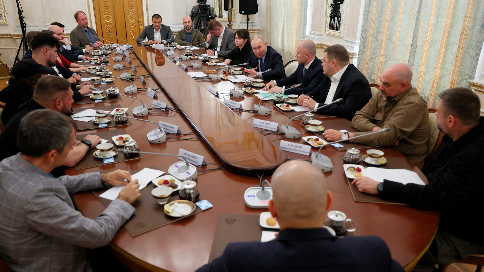 Wladimir Putin im Gespräch mit handverlesenen russischen Militärkorrespondenten. Der Kremlchef nutzte das Treffen mit den Berichterstattern, um die ukrainische Gegenoffensive kleinzureden - Belege lieferte er für seine Angaben nicht.