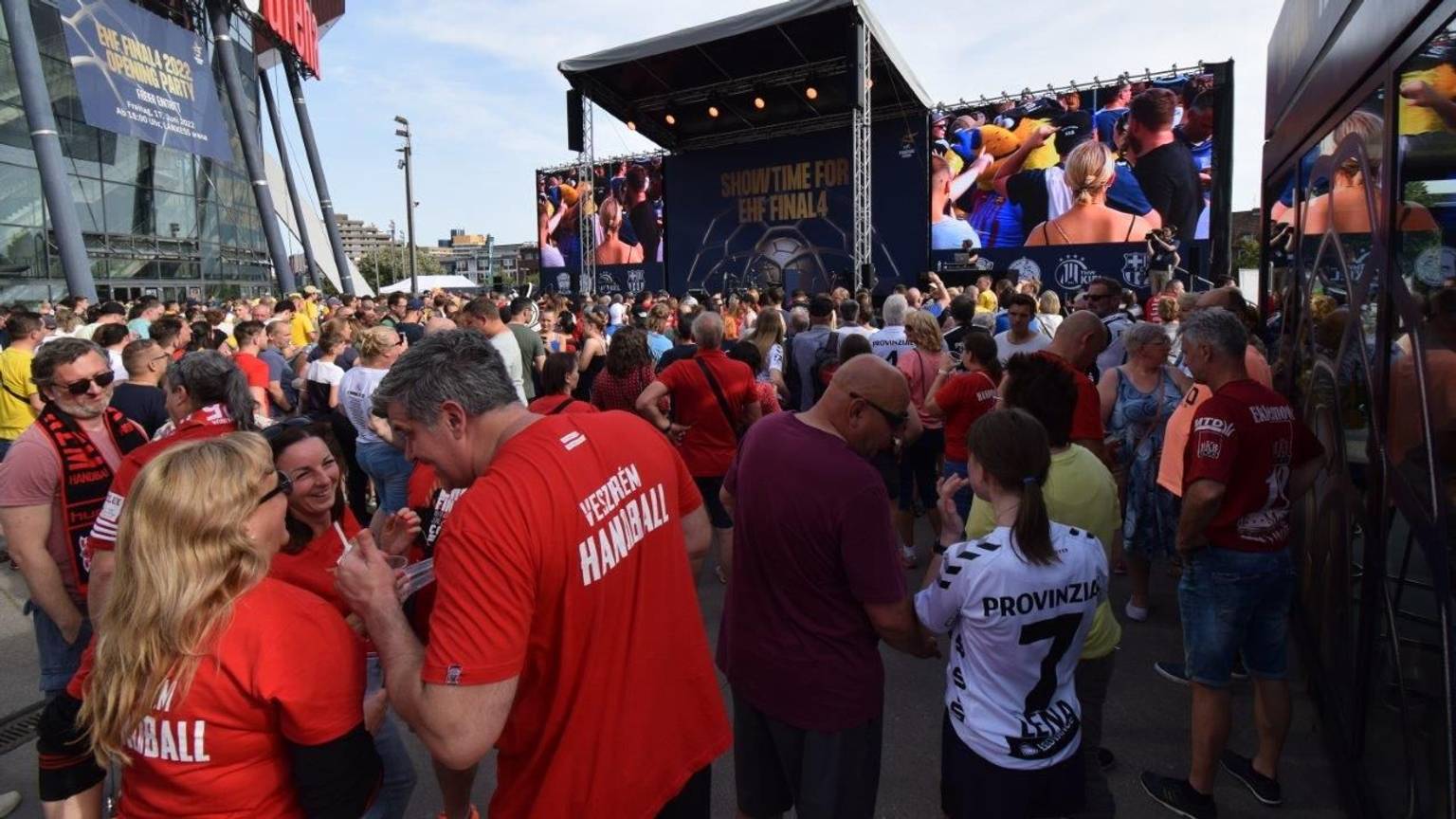 Menschenmenge vor der LANXESS arena
