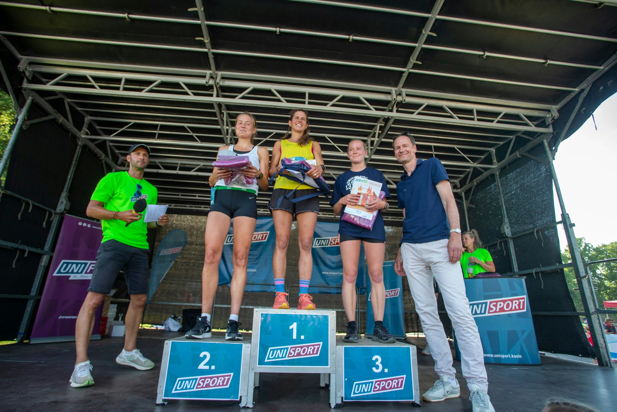 Alexandra Kraienhorst (M.), Julia Schneider (l.) und Sara Stöcker siegten bei den Frauen. Rundschau-Lokalchef Jens Meifert (r.) gratulierte.