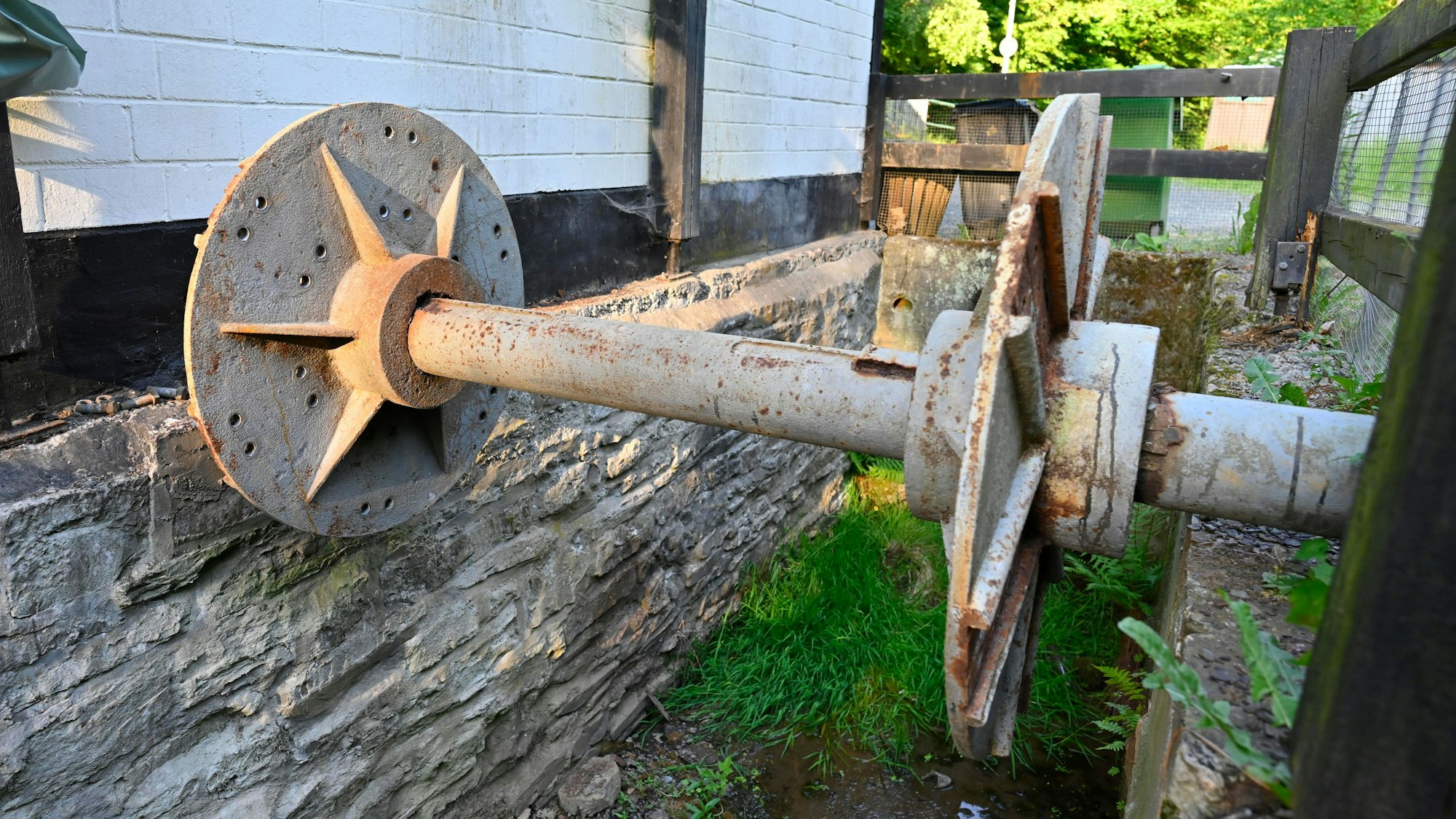 Die metallene Achse ohne Mühlrad.