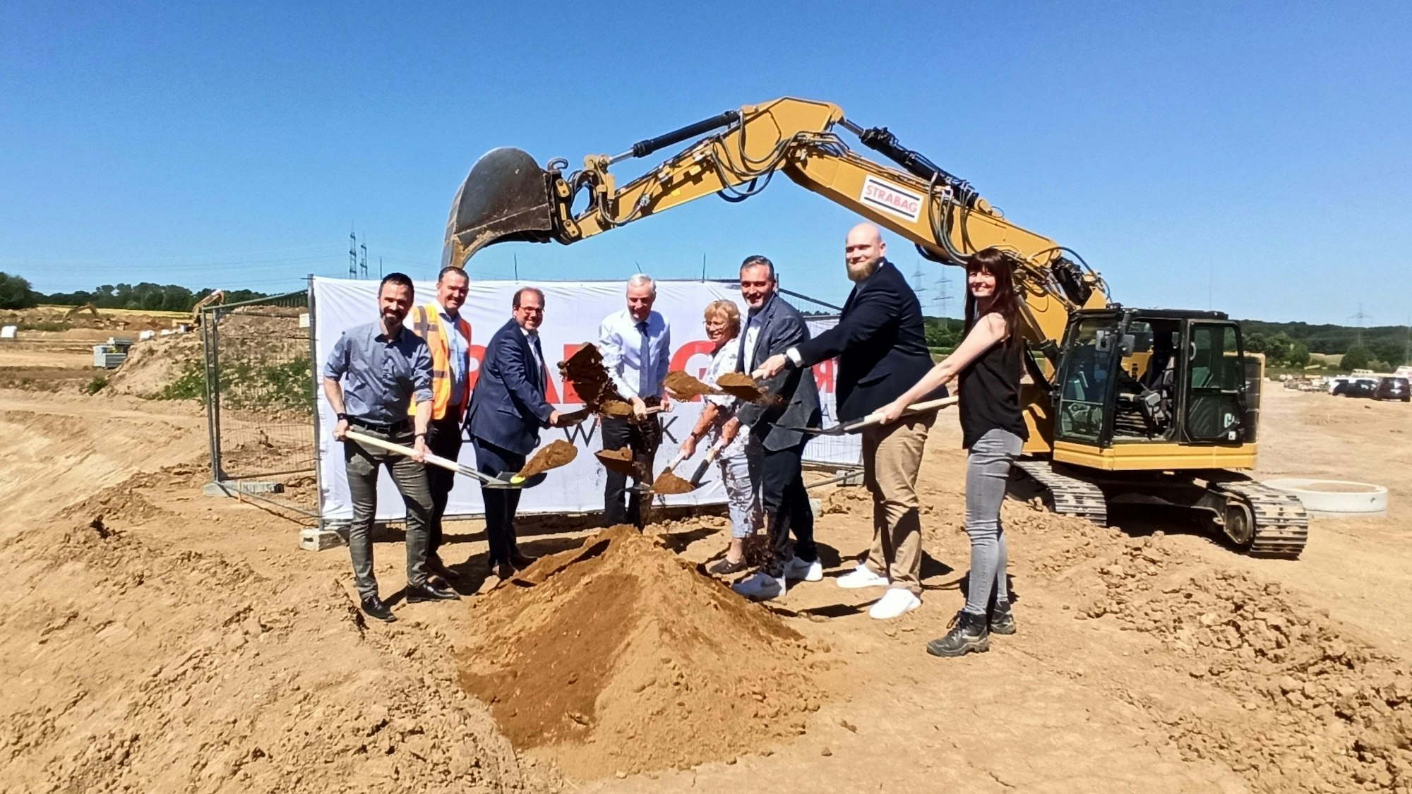 Bürgermeister Rolf Schumacher (Mitte) setzte gemeinsam mit Vertretern der Wirtschaftsförderungsgesellschaft Alfter, dem zuständigen Architekten, der e-regio, des Tiefbauunternehmens Strabag, der Kreissparkasse KölnBonn und der Volksbank Bonn-Rhein-Sieg den symbolischen ersten Spatenstich für das Neubaugebiet Buschkauler Feld.