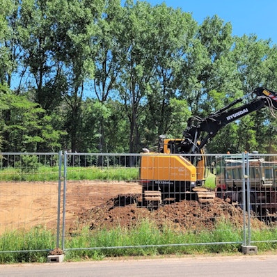 Ein Bagger verlädt Erde in Kall auf einen Lastwagen.
