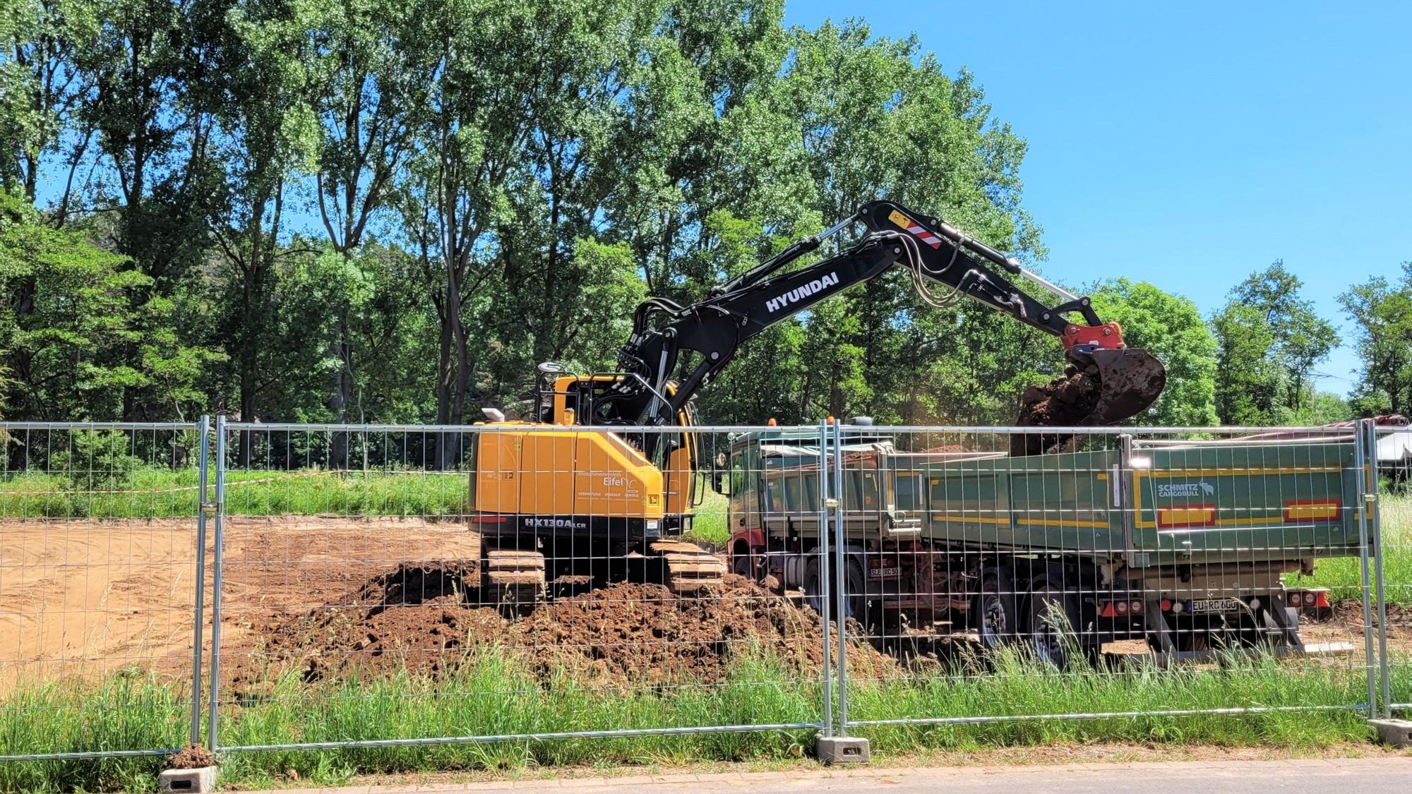 Ein Bagger verlädt Erde in Kall auf einen Lastwagen.