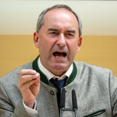 Hubert Aiwanger, (Freie Wähler) stellvertretender Ministerpräsident und bayerischer Wirtschaftsminister bei seiner Regierungserklärung am Mittwoch (14.6.). Die Opposition griff ihn wegen seiner Rede in Erding an.