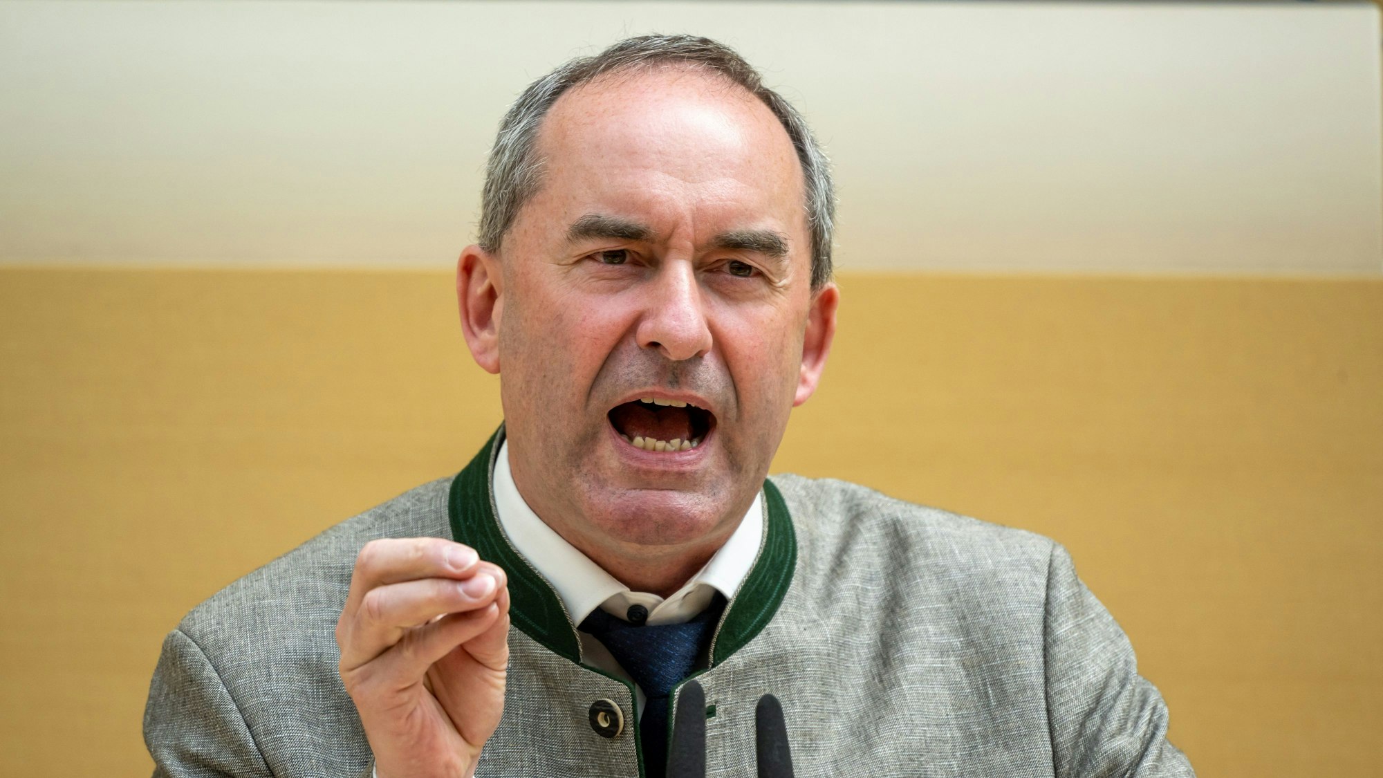 Hubert Aiwanger, (Freie Wähler) stellvertretender Ministerpräsident und bayerischer Wirtschaftsminister bei seiner Regierungserklärung am Mittwoch (14.6.). Die Opposition griff ihn wegen seiner Rede in Erding an.