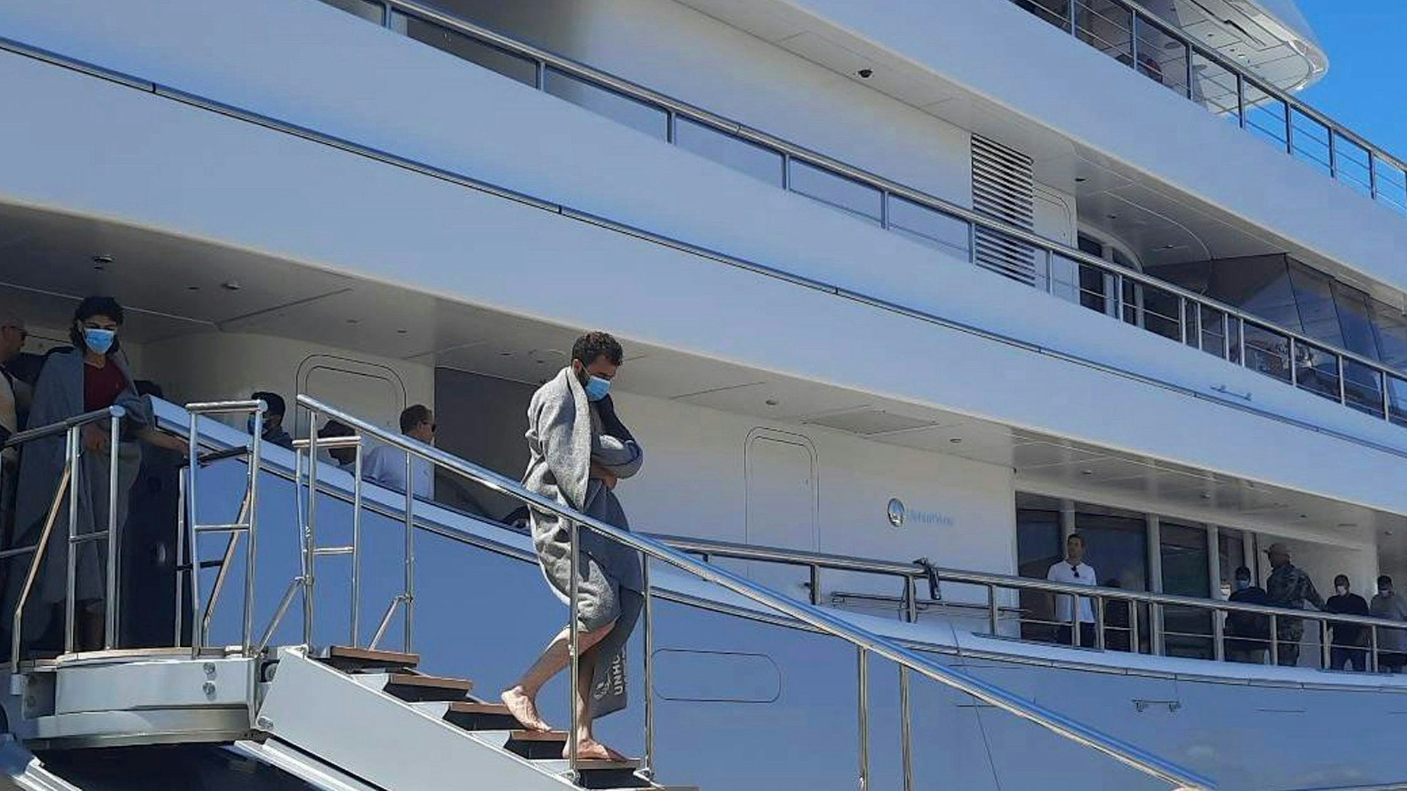 Überlebende eines Bootsunglücks kommen nach einer Rettungsaktion im Hafen der Stadt Kalamata mit einer Yacht an.