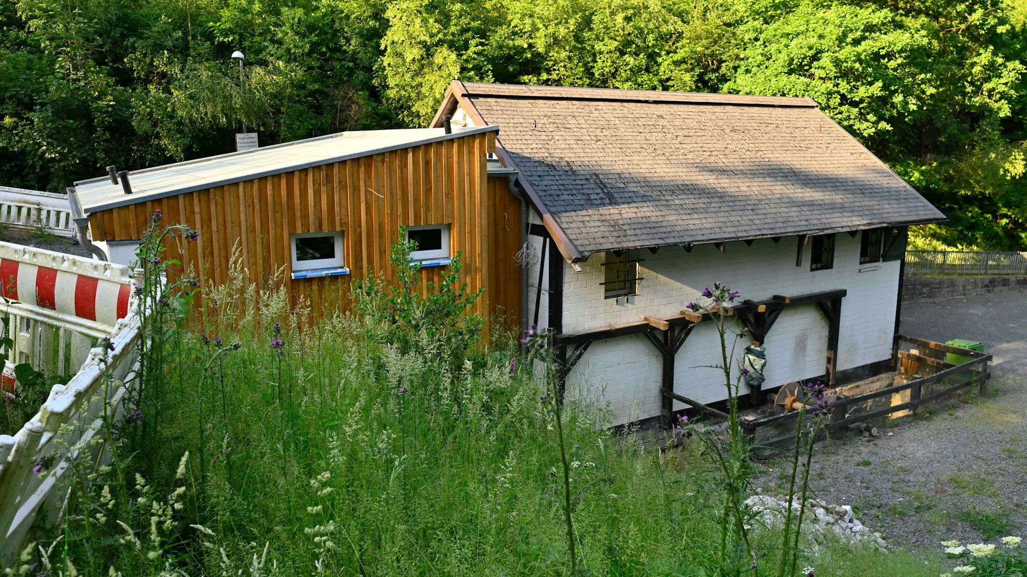 Die alte Mühle mit ihrem dahinterliegenden Anbau.