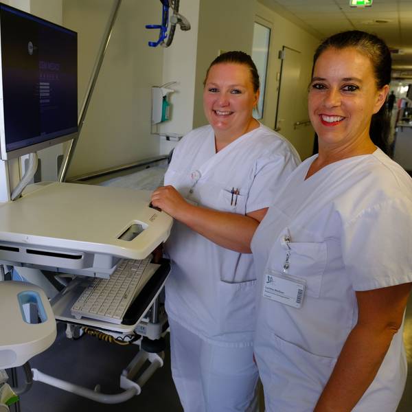 Das Bild zeigt zwei Pflegekräfte des Kreiskrankenhauses Mechernich mit medizinischem Gerät.