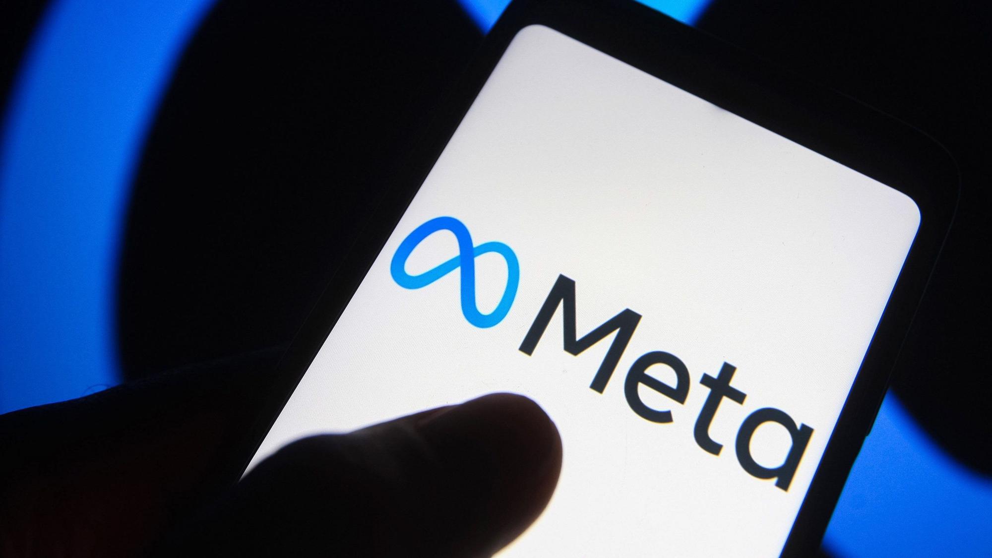 Ein Meta-Logo ist auf einem Smartphone zu sehen.