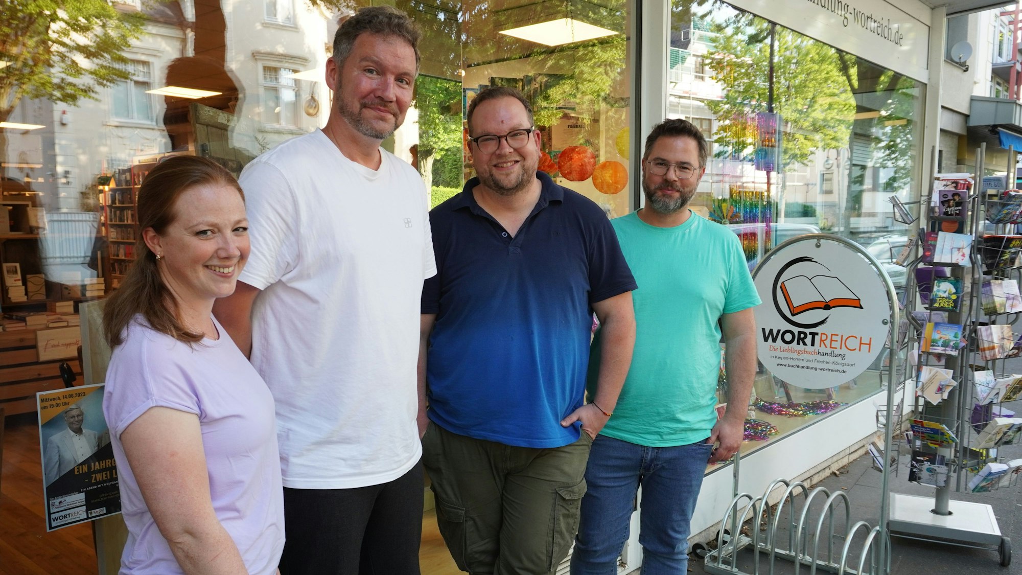 Das Foto zeigt Frauke Meurer, Dennis Witton, Torsten Woywod und Michael Schnorrenberger vor der Kerpener Buchhandlung Wortreich.