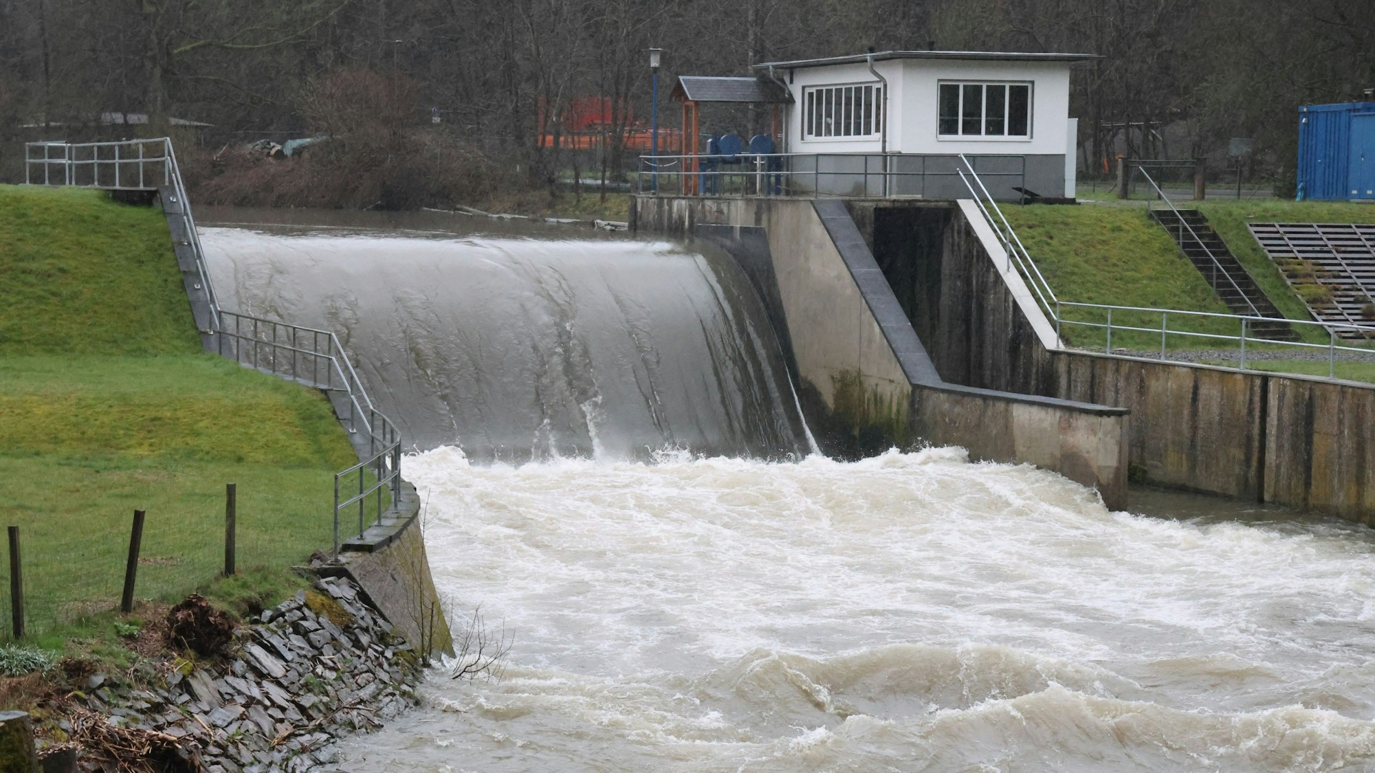 Der Überlauf am Aggerstausee Osberghausen.