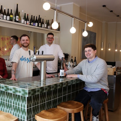 Das Betreiber-Team der Weinstube: Pauline Schmeling, Johannes Ipfelkofer, Armin Hagenhenrich und Pit Spanke