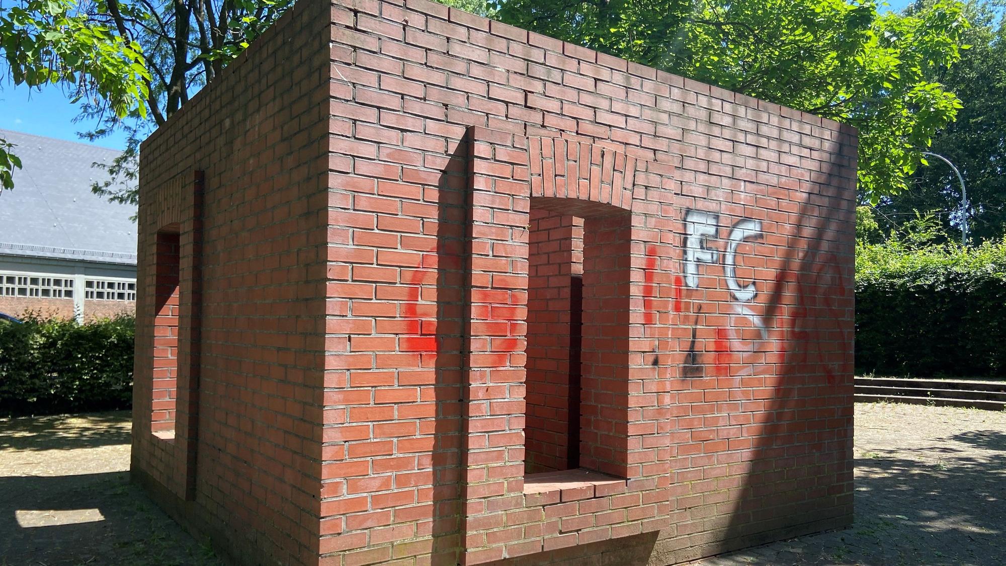 Die Backsteinskulptur des international renommierten Künstlers Per Kirkeby in Bachem.
