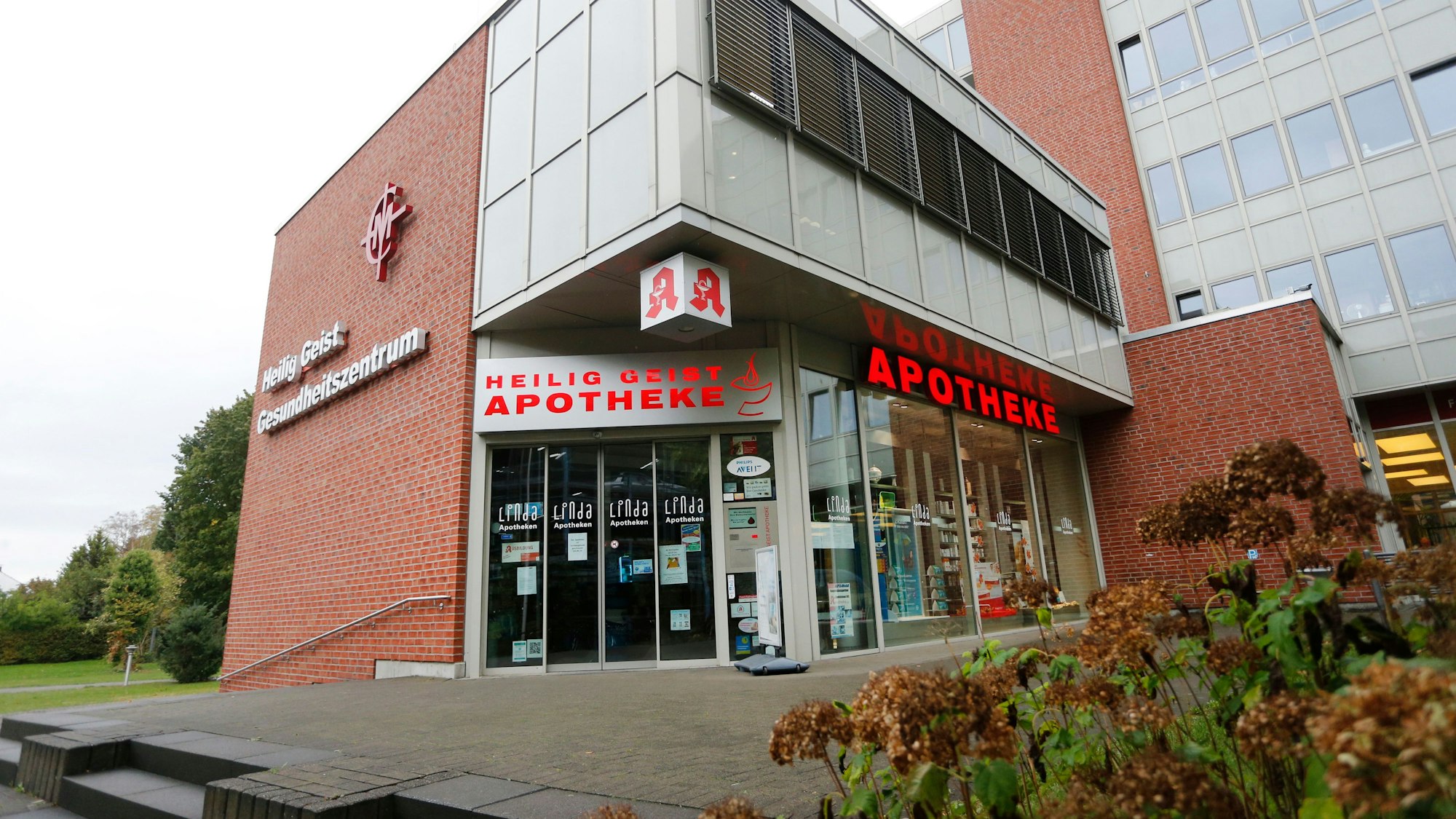 Blick auf die Heilig Geist Apotheke in Köln Longerich