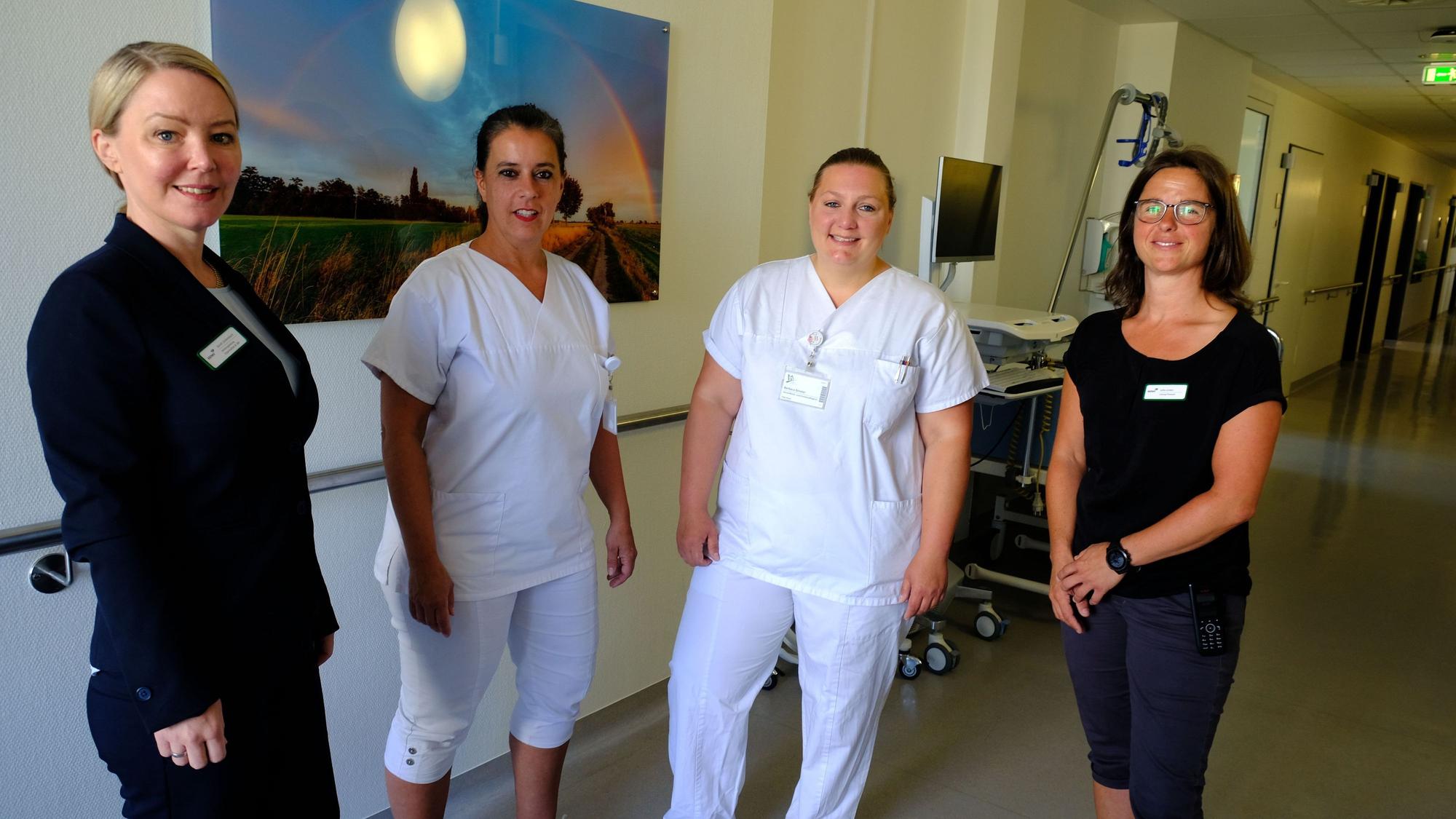 Vier Mitarbeiterinnen, davon zwei Pflegekräfte, in einem Flur des Mechernicher Krankenhauses.