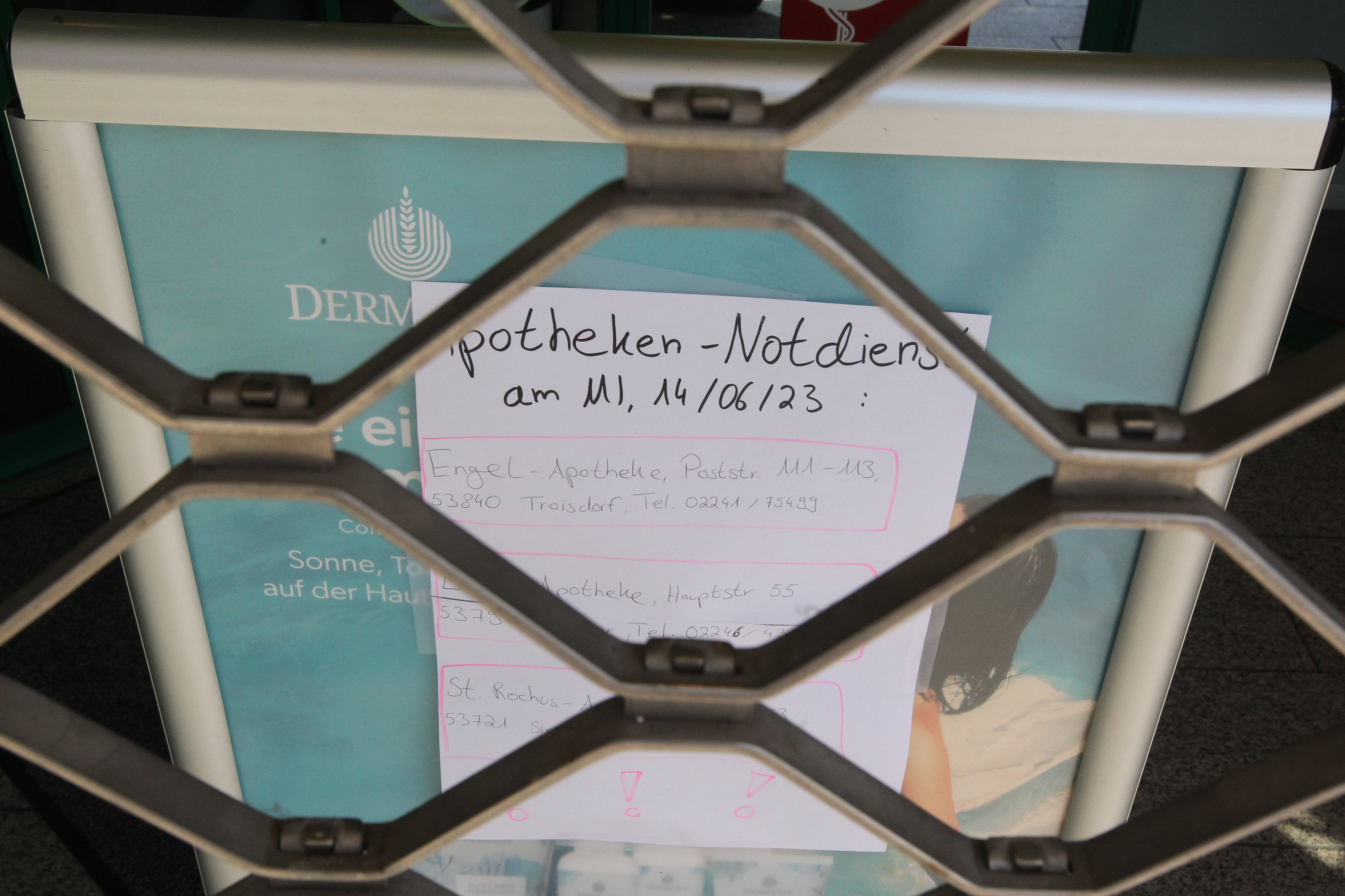 Eine verschlossene Apotheke am Streiktag.