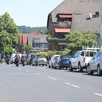 Die Straße im jetzigen Zustand mit Parkplätzen.