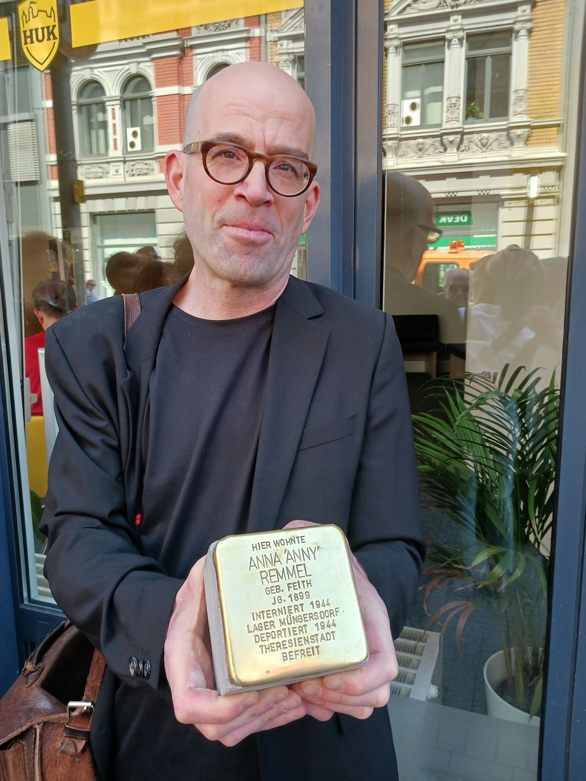 Paul Remmel mit dem Stolperstein für seine Großmutter.