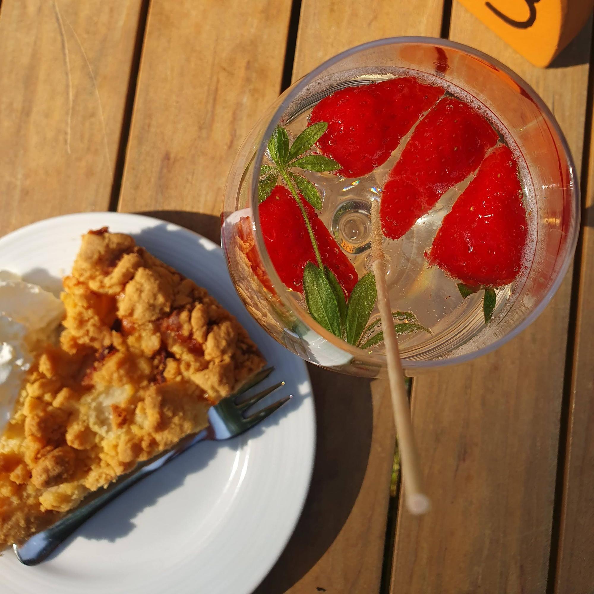 Apfelstreuselkuchen mit Sahne und Maibowle