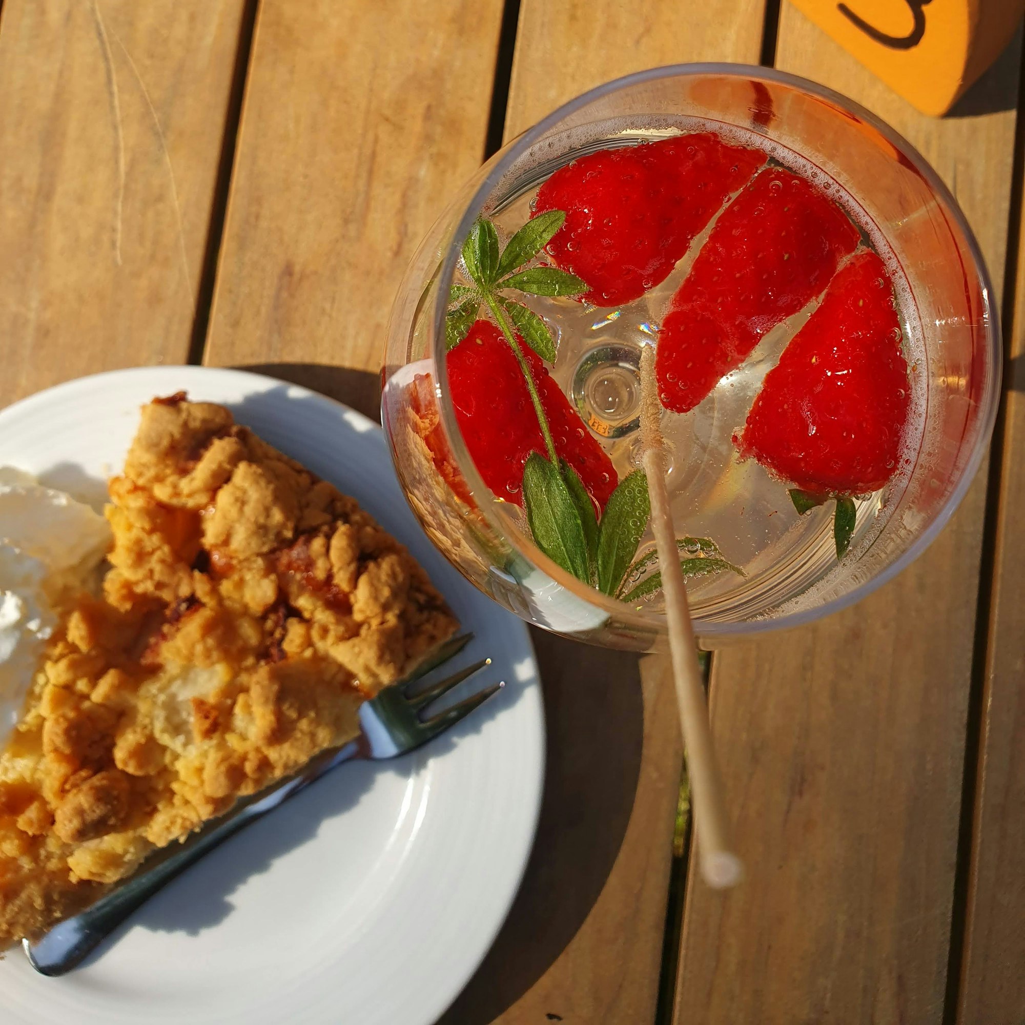 Apfelstreuselkuchen mit Sahne und Maibowle