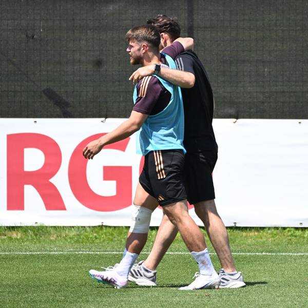 U21-Nationalspieler Jan Thielmann vom 1. FC Köln verlässt von einem Betreuer gestützt und am Knie bandagiert den Trainingsplatz im italienischen Prad. dpa-Bildfunk +++