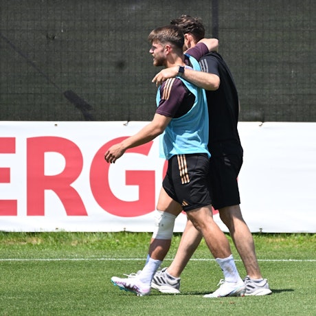 U21-Nationalspieler Jan Thielmann vom 1. FC Köln verlässt von einem Betreuer gestützt und am Knie bandagiert den Trainingsplatz im italienischen Prad. dpa-Bildfunk +++