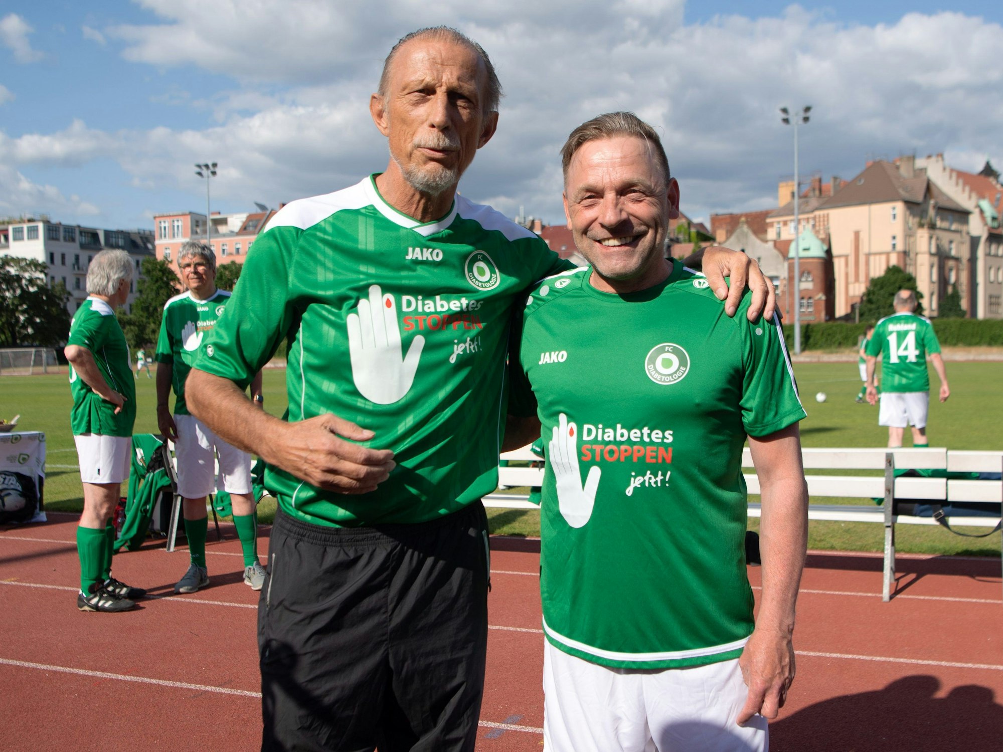 Christoph Daum (l), ehemaliger Fußballtrainer, und Thomas Häßler, ehemaliger Nationalspieler, stehen zusammen.